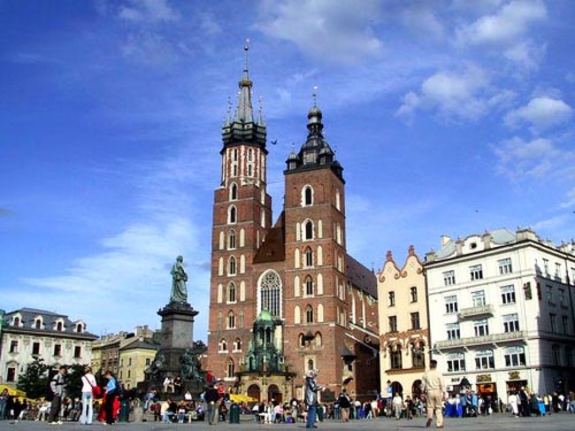 　１５９６年にワルシャワに首都が移るまで、ポーランド王国の首都として栄華を極めたクラクフ。第二次世界大戦で完全に破壊されたワルシャワとは対照的に、ほぼ完全な形で中世の街並みが残っています。特に中央市場広場を中心とした旧市街には、歴史的な建物がたくさんあります。<br /><br />　そのほかの見所としては、クラクフから１時間４０分ほどかかるところにあるアウシュビッツ（オシフィエンチム）があります。アウシュビッツを訪れるかどうか迷いましたが、やはり行って良かったと思っています。戦争という状況の下、人間の狂気がどんなことをしたのか、過去の戦争時に日本人が行ったことを思い返さずにはいられませんでした。<br />