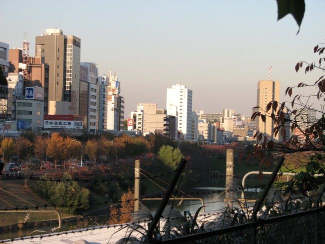 12月6日、所用のついでに市谷駅周辺の風景を撮影した。<br />時間としては午後3時20分過ぎであるが、まさに晩秋の雰囲気が感ぜられて素晴らしかった。<br /><br /><br /><br />*写真は市谷公園より眺められる飯田橋方面の堀端・・・外堀通りの紅葉した並木が美しい