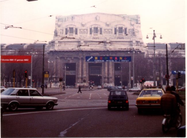 ドイツでの仕事は、西ベルリンで終えて、イタリアミラノにある関連会社へ訪問した<br /><br />写真は、1981年当時のミラノ中央駅(今も変わりません)
