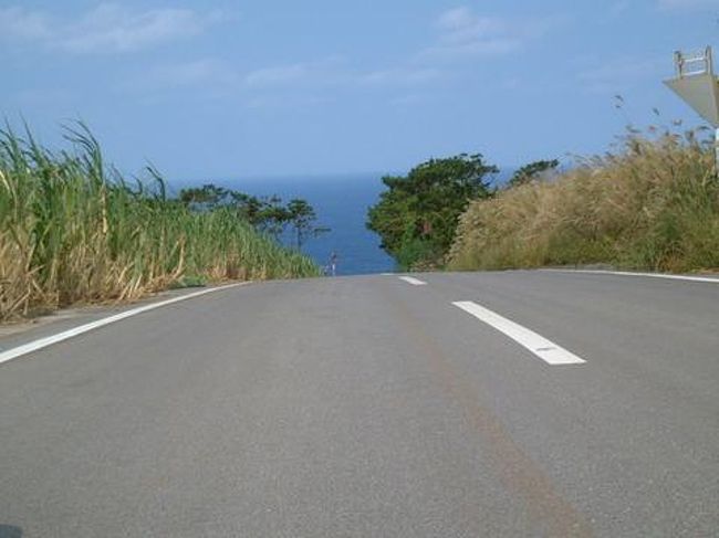 宿泊：<br />リゾートホテル久米アイランド <br />観光（無料）：<br />イーフビーチ、シンリ浜、アーラ浜、熱帯魚の家、奥武島、畳石、ミーフガー、比屋定バンタ、鳥の口、五枝の松、タチジャミ自然公園、具志川城跡、真謝のチュラフクギ <br />観光（有料）：<br />はての浜（グラスボート）、久米島ウミガメ館、久米島紬の里ユイマール館、久米島自然文化センター <br />体験：<br />久米島紬織り（久米島紬の里ユイマール館） <br />飲食：<br />南島食楽園、島風、レストラン竜、COOPのお弁当、久米島焼ナカムラ陶房・カフェ、まえはら屋、サントピア <br />交通手段：<br />レンタカー、レンタサイクル、タクシー、グラスボート、徒歩 <br />お土産：<br />Ｔシャツ、紅芋タルト、紅芋チップス、球美の塩、塩せんべい、カメ・ヤドカリの置物