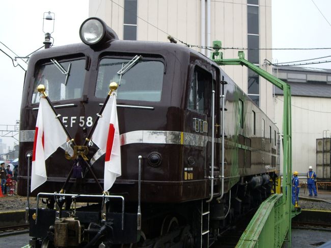 １１月１１日に生まれて初めて鉄道フェスティバルなるものに行って来ました。鉄道おたく初心者の僕には衝撃的な内容ばかりで驚きました。それまでは旅行の手段として鉄道に興味があったのですが、何か一つ趣味に打ち込もうと考えて、鉄道に興味を持ち出したのはつい最近のことです。まずは手始めにお祭り参加です。写真は天皇陛下などが乗るお召し列車の先頭車両だとか？説明に自信が無い初心者です。型番？聞かないで下さい。初心者ですから。変な旅行記になってしまった。