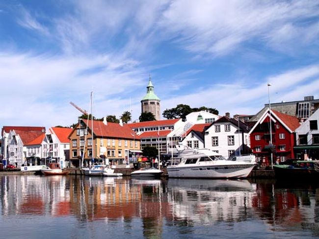 　コペンハーゲンから飛行機で入ったスタヴァンゲルは、のどかな港町です。ベルゲンを小さくして素朴にしたような町といえば良いでしょうか。これといった見所があるわけではありませんが、海辺に腰掛けてぼぉ～と海を眺めていたくなるようなところです。<br /><br />　スタヴァンゲルは、プレーケストーレンへ行くための拠点となる町です。スタヴァンゲルからフェリーでタウまで行き、そこからバスでヨースペラン経由でプレーケストールヒュッテに着きます。ヒュッテ付近が登山口となっており、ここから約２時間でプレーケストーレンに着きます。