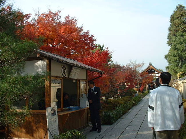 秋の特別拝観。大徳寺に行って来ました。<br />足をのばして、夕方の知恩院、京都らしい光景に会いました。