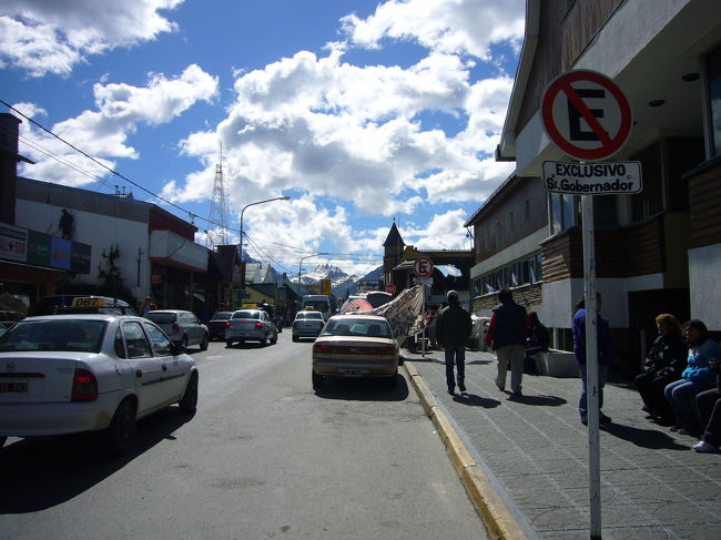 ブエノスアイレスを発ち、空路にて南米最南端の街ウスアイアへ。Fin Del Mundo＝世界の果て　と呼ばれる地です。