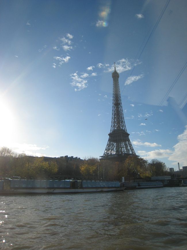 ルーブル美術館付近から、セーヌ河、シーバスで移動してみました。場所はまたベタなエッフエル塔です。やっと近くで見ることが出来ました。これまた、巨大でしたねー<br />1時間くらい並び、やっとエレベータに乗ることが出来、ようやく展望台に到着でーす。もの凄い高さ。。。<br />主人はかなり、びくびくで、真下を見ることが出来ていなっかたような。こんな高いところまで行けるのが凄いですよねー<br />そして、また凱旋門同様に沢山の街並みをみて大満足でした。<br />そして、少し離れた下からのエッフエル塔をのんびり眺めていました。<br />この街は、高い建物が少ないので、こういった物が引き立っていて好きです。