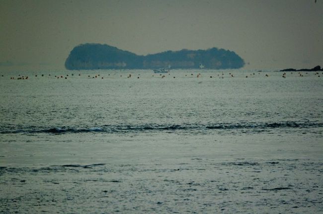 寒い朝、東向きの水平線を見ると、島や船が浮かんでいます。<br />「浮島」という現象で、蜃気楼の一種です。<br />豊島でも朝の船から見ることが出来ます。<br />小豆島フェリー07：45宇野行きとか豊島フェリー08：00高松行き等の便で家浦沖に出た所で、東の水平線を見ると結構浮かんでいます。<br />写真に撮るには３００?以上の望遠レンズが必要です。<br />カメラの感度もＡＳＡ８００以上でないと、ブレてしまいます。