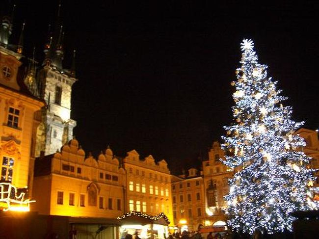 幻想的で美しい街「プラハ」。<br />旧市街広場のクリスマス市は見事でした。<br />また、カワイイ雑貨屋さんもたくさんあり大興奮でした。<br />街中はとにかく観光客がたくさん！！<br />世界中からたくさんの人々が訪れる素敵な街です。<br /><br /><br />＊＊＊ヨーロッパクリスマス市めぐりの旅 2006＊＊＊<br /><br />☆11月27日　成田→ウィーン→ミュンヘン<br />☆11月28日　ザルツブルク<br />☆11月29日　アウクスブルク<br />☆11月30日　シュトゥットガルト＆エスリンゲン<br />☆12月1日　 ニュルンベルク<br />☆12月2日　 ミュンヘン<br />☆12月3日　 ミュンヘン→ウィーン<br />☆12月4日　 ウィーン<br />☆12月5日　 ブラチスラバ<br />☆12月6日　 ウィーン<br />☆12月7日　 ウィーン→プラハ<br />★12月8日　 プラハ<br />★12月9日　 プラハ<br />☆12月10日　プラハ→ウィーン→成田<br />☆12月11日　成田着<br /><br /><br />