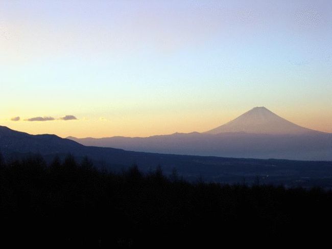 リゾート元年の今年の締めくくりに１２月２８日からダイヤモンド八ヶ岳美術館ソサエティーへ行ってきました。<br />この施設はお風呂とお食事、それから眺めが最高で、今回も黎明から日の出の富士山の眺めを堪能してきました。<br />また、今や一大観光地の観もある清里も目と鼻の先で、先日NHKで紹介されていたオルゴール博物館「ホール・オブ・ホールズ」に行ってきました。<br />ここでは１時間おきに約３０分間いろいろなオルゴール(というか自動演奏機)を動かして、その音色と共に変わった仕組みを楽しませてくれます。<br />目玉は１００年程前にフランスで作られたという屋外用の２６８本のパイプオルガンのオルゴールで、２キロ先からその音が聞こえるという代物を博物館内で演奏します。<br />最初はあまり音の大きさにびっくりしますが、そのうち気持ちよくなってきて、また行きたい気持ちにさせられました。<br /><br />