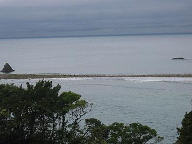 結婚前の家族旅行で堂ヶ島ニュー銀水へ。<br />宿に向かう途中で、土肥温泉の花時計に立ち寄り。<br />世界一大きいらしくてギネスにも認定されているとか。<br />周囲は健康歩道になってます。<br /><br />お昼は宇久須の三共食堂で小鯵寿司を食べました。<br />美味しかった♪<br />それから黄金崎へ。<br />天気があまり良くなかったのが残念。<br /><br />そして堂ヶ島の遊覧船。<br />天窓洞や三四郎島などを見て、降りた後は上から天窓洞を眺めたり。<br /><br /><br />２日目はトンボロ現象を見に海岸へ。<br />ちゃんと潮見表はチェック済です♪<br />本当に道が出来て、結構感激でした☆