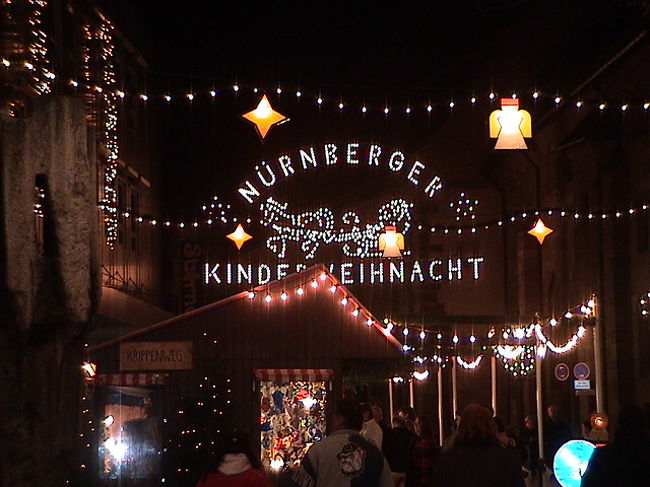 クリスマスの本場ドイツへ友人と行ってきました。<br />今回は南を中心に周りました。<br />初めてヨーロッパのクリスマスマーケットへ行きましたが、本当にきれいでした☆<br />ノイシュヴァンシュタイン城も雪景色が見れて最高でした☆<br /><br /><br />１日目､､､12：30成田発SK984便（飛行時間11時間35分）→16：05コペンハーゲン乗り継ぎ→17：40コペンハーゲン発（1時間30分）→19：10フランクフルト空港到着（フランクフルト泊）<br /><br />２日目､､､ニュルンベルク観光＆クリスマスマーケット（ニュルンベルク泊）<br /><br />３日目､､､ローテンブルグ観光＆クリスマスマーケットとディンケルスビュール観光（ケンプテン泊）<br /><br />４日目､､､ノイシュヴァンシュタイン城見学とシュトゥットガルド観光＆クリスマスマーケット（シュトゥットガルド泊）<br /><br />５日目､､､10：30シュトゥットガルド発SK658便（1時間50分）→12：20コペンハーゲン着→15：40コペンハーゲン発SK983便（11時間）→<br /><br />６日目､､､10：40成田空港到着