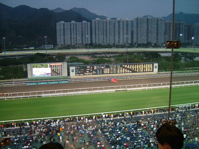 香港在住の小生、水曜と週末はソワソワします。なぜならそれは競馬の日だからです！香港競馬は日本の競馬に無い馬券の買い方もあり、面白い！広東料理を食べながら広東語の競馬新聞とにらめっこして一攫千金を狙います！この旅行記ではハッピーバレー競馬場のナイター競馬とシャティン競馬場で武豊騎手も出走して行われた国際競馬を紹介します！