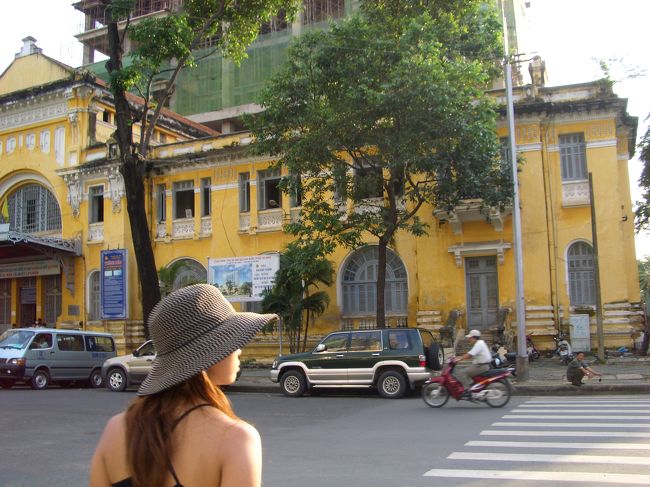 アンコールワットへの旅ではベトナム航空を利用したので、乗り換えついでにベトナムに寄り道<br />ホーチミンシティはフランス植民地時代の面影を残す街並みが印象的です<br />