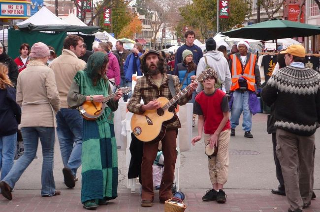 12月中、24日まで毎週末にバークレーのテレグラフ・アベニューでストリート・フェア  (23rd Annual Telegraph Ave. Holiday Street Fair)  が開催されています。12月16日（土）、かなり寒い日でしたがクリスマスのギフトを探す人たちでしょうか、かなりの人出でした。<br /><br />バークレーの中でもとりわけユニークな店が集まる通りいっぱいに地元アーティストたちのブースが並び展示即売される品々は他の地域の”ファミリー”を基調にしたホリデークラフトフェアとはちょっと違う”尖がった”ものばかりです。<br /><br />もしかしたらこの街をはじめて訪れた旅行者はちょっと物騒な印象を受けるかもしれませんが、”ラブ&amp;ピース”の町、バークレーのストリート・フェアは面白い！