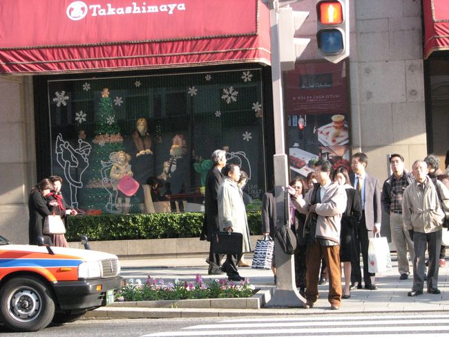 １２月２０日、午後２時頃、神田での需要家訪問のついでに日本橋、東京駅の写真撮影のために足を東京駅まで伸ばし約１時間のウォーキングを実施した。<br />ここでは、日本橋付近の師走の風景について写真撮影したのをまとめてみた。<br /><br /><br /><br /><br /><br />＊写真は日本橋・高島屋の季節感をあらわすショーウインドウと信号を待つ人<br /><br /><br />