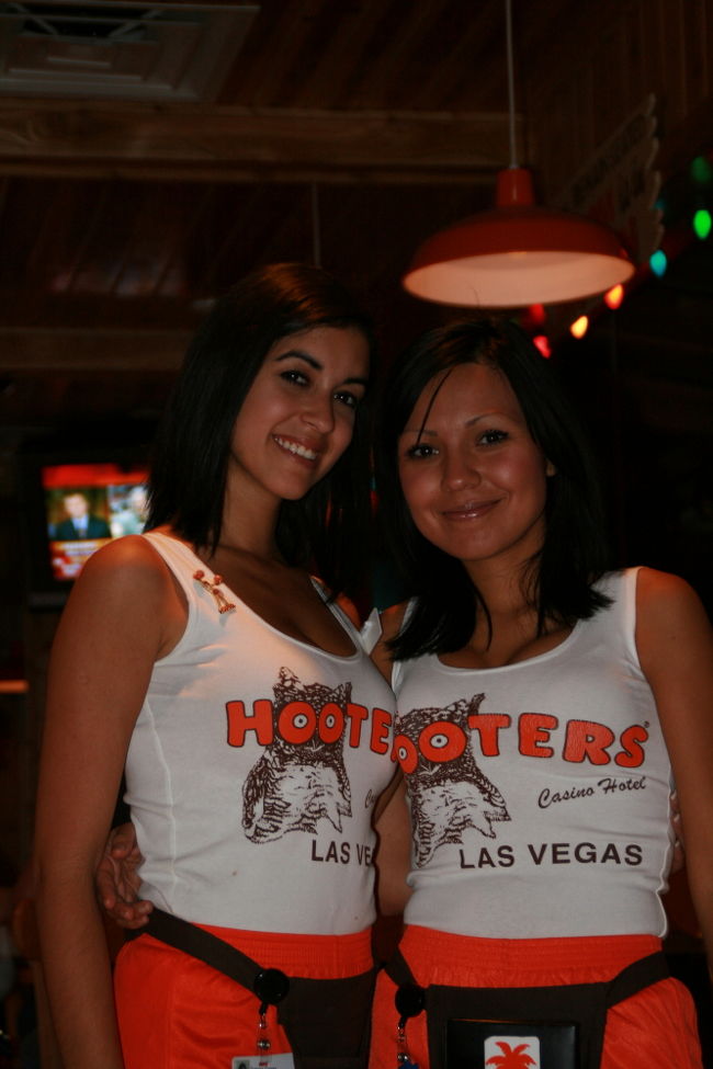 フーターズ・カジノ・ホテルHooters casino Hotel2006年2月サンレモホテルから生まれ変わる。チアガールズをテーマにしたレストランチエーンの初となるホテル版。館内いたるところに、チアガールズのコスチューム姿のフーターズ・ガールズが配置されている。