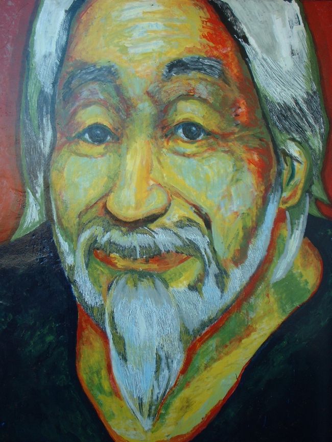 「ここの空は蒼く突き抜けとるんよ。」 <br /><br /> 餃子をつくる手を止めずにアキオさんは語った。<br /><br />「田舎にいけば、もっと空気が綺麗なところはいっぱいあるけど、ここサンクリストバルの空は特別なんよ。キィーーーーンと音が聞こえるようにね、空が突き抜けとるんと感じるんよ。」<br /> <br /> ここは、サンクリストバル・デ・ラスカサスの日本人宿CASA・KASA。宿に着くと、誘われるがまま、すぐに芋の皮むきを手伝うことになった。はじめての地だったため、オススメの観光ポイントを聞いたら冒頭の答えが返ってきた。よく意味がわからず僕は相槌を打つ。「はぁ、空・・・ですか。」<br /><br /><br /> ここの宿の住人たちはとても仲がよく、和気藹々とみんなで自炊したりする。チャーハン、餃子、スイートポテト、春巻き、うどん、焼きそば。食材の無いメキシコでもアキオさんたちは魔法のように料理してしまう。いつも満腹にさせてもらえるので、ろくすっぽ料理ができない僕にとってはとっても有難い。<br /><br /> 「新感覚☆日本人宿」と銘打っているだけあって、他にも個性的な管理人や住人たちばかり。食材を提供し合ったり、夜ギター演奏したり。皆が協力しながら助け合って暮らしていく姿は、まるでコミューンのようでもある。あまりに居心地がいいため、観光に行く事も忘れ、宿に居座ってしまう。今日こそは天気もいいし出掛けないといけないと思っても、いつの間にか皆といるだけで一日が終わってしまうのだ。<br /><br /><br /> 今日も2階のベランダで、マンガ「ワンピース」の続きを読んでしまっている。洗濯物が少し揺れるほどの微風。夜の寒さが嘘のように眩しく照りつける太陽。壁にはオーナーであった故笠置華一郎さんの似顔絵。ふとアキオさんの言葉を思い出し、空を見上げてみると、突き抜けんばかりの蒼い空があった。雲ひとつなく、吸い込まれそうになる。この空があるからこそ、この宿があるのだろうか。この宿だからこそ、この空が見えるのだろうか。突き抜けた蒼い空の下には、不思議な魔力が宿るようだ。もうしばらくはここから動けそうもない。<br />