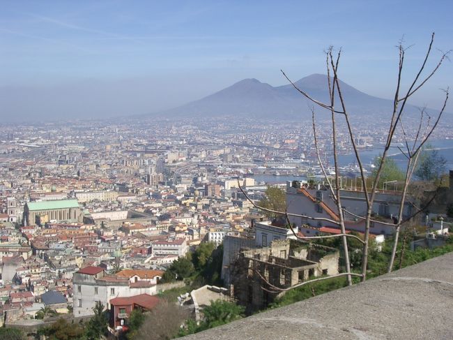 日程<br />?ナポリ市内　（宿泊）Mercure Napoli Garibaldi<br />?カプリ島　（宿泊）Mercure Napoli Garibaldi<br />?ポンペイ→ナポリ市内　（宿泊）Mercure Napoli Garibaldi<br />?アマルフィ海岸～ソレント・ポジターノ・アマルフィ・ラヴェッロ・サレルノ　（宿泊）Mercure Napoli Garibaldi<br />?～?ローマ市内　（宿泊）Starhotels Metropole<br /><br /><br />この旅行記では、下記の内容を記載しました。<br />＜3日目午後＞　ナポリ市内<br />＜4日目＞　アマルフィ海岸<br /><br /><br />妹との2人旅。青の洞窟に入れたときは感動しました！！！<br />2時間ほど待ったけど、待った甲斐がありました。<br />ナポリではおいしいピザを堪能したし、ローマでもおいしいもの・地元の人たちでにぎわう雰囲気を体感できて楽しかった。<br /><br />この旅行は、現地の人によく話しかけられ、必死で英語で会話をしました。やはりイタリア人です。女性には親切なんだね。<br /><br />※今回はバス＆鉄道での移動だったので、宿泊は中央駅から徒歩圏内のホテルにしました。スーツケースを持って移動するには、かなり便利でした。<br />