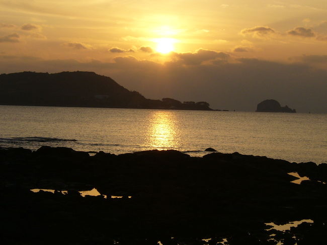 水平線に沈む夕日を求めてぶらり～<br />ここは長崎県小値賀町。<br />日本の西の端～<br /><br />あいにく、雲が多くて真っ赤な太陽に会うことはできませんでした。<br />でも、すごく神秘的～<br /><br />