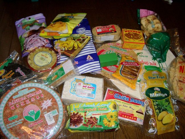 ホーチミン滞在中、暇さえあればスーパーに入り浸っていた私。その中で買いためた興味深いお菓子の数々を紹介します。<br /><br />2008.9.15追記<br />2008.7.20〜7/28のベトナム縦断の旅にて、前回のベトナム・ホーチミンの旅に続いて更にお菓子を発掘。<br />そして前回に引き続き、チェーパーティも楽しんだ。<br />