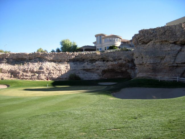 ?Rio Secco Golf Club<br />12.7マイル約20.3Km<br />リオ・オールスイート所有のリース・ジョーズ設計コース。<br />1997年オープン<br />コースレコード Tiger Woods 64<br />高級住宅が立ち並ぶ小高い丘陵地帯にコースが配置されている。少し高い位置にあるため、いくつかのホールからは、ストリップのホテル群が良く見える。