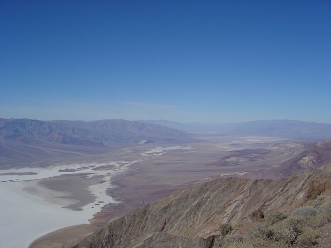 これは2006年12月23日から2007年1月7日までアメリカのミネソタ州とカリフォルニア州を車で8,000kmドライブ往復旅行したときの旅行記です。州別にフォルダを分けてみました。お楽しみください。 カリフォルニア州は移動距離と滞在期間が長いのでいくつかに分けてみました。第八部 (カリフォルニア州第二部) は Death Valley National Park です。<br /><br />Death Valley National Park はわずか6時間44分の滞在時間(走行距離 319.5km) だったのですべてはカバーしていません。主な観光スポットで分けると以下のようになります。<br /><br />訪問したところ：<br />Panamint Springs, Towne Pass, Stovepipe Wells, Sand Dunes, Devils Cornfield, Furnace Creek, Zabriskie Point, 20 Mule Team Canyon, Dantes View, Artisits Palette, Devils Golf Course, Badwater, Ashford Mill, Jubilee Pass, Salsberry Pass<br /><br />訪問していないところ：<br />Wildrose, Charcoal Kilns, Salt Creek, Harmony Boran Works, Scottys Castle, Titus Canyon, Racetrack, Ubehebe Crater, Caylight Pass, Keane Wonder, Hells Gate, Natural Bridge<br />