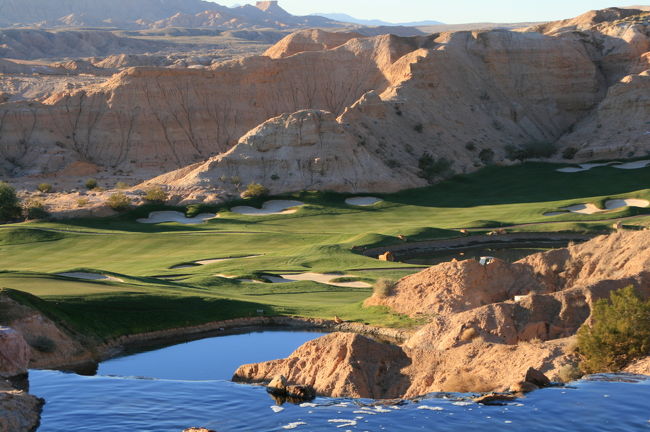 Las Vegas 23 ?Wolf Creek Golf Club<br />ラスベガス大全にてNo.1として紹介。<br />☆世界的評価機関ZAGAT SURVEY/America's TOP Golf Courses<br />☆ゴルフダイジェスト誌 Best Course in Nevada<br />☆USGA(全米ゴルフ協会)難易度評価(Slope rate)全米第三位<br />ストリップから 84マイル135Km。