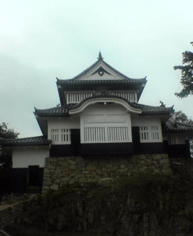 なんか、今日は小雨が降る一日だった。早朝、前日にいた広島から岡山県を移動。隣の県の割には意外に遠いような気がする。倉敷に着く頃には、少しぐったりな状態(*_*)さらにここからは、ローカルな伯備線を利用。予想通り、のどかな地帯を通りすぎる。思わず眠りそうになるけど、なんとか備中高梁という町に下車。山に囲まれた地方の町という感じだ。といいますか、すごい良い町のような気がする。暴走族多発地帯という看板はかなり気になるけど、古き良き日本の町という感じで、城下町の名残がある、のんびりとした町です。日本百選に選ばれている風情ある道とか坂に連なる武家屋敷跡だったり。あとは、２４時間テレビで寄付された車が存在してたり（これはどうでもいいけど。）そして、最後に備中松山城。日本一高い場所にあるんだけど、本当に山の中に隠れたお城。駅からかなり離れた登山口から登り、標高５００Ｍぐらいの場所で車も入れないようなとこだ。正直、かなり歩くのに疲れたけど、自分の足で苦労したからこそ、お城から山の中から顔をだした時には感動します(~o~)とにかく、疲れたけど、空気がすんでるし、のんびりと休憩だ。もちろん、帰りも地獄の坂道だけど。。。。<br />しばらくして高梁を後にして倉敷へ。本当は瀬戸大橋まで足を伸ばしたかったけど、天気が良くないのであきらめました。倉敷はその名の通り、倉がたくさん連なる美観地区が有名。平日だけど修学旅行生がたくさんいて、かなり賑わってましだ。名前が分からないけど、垂れ下がるような風情のある木と川と橋と倉屋敷の数々が見事にマッチングするような場所でしたね。ゆっくりしたい気分にはなったけど、予定通りに岡山市へ。さすがに、地方中核市だけあって栄えた街で、路面電車が１００円で（１４０円区間もあり。）お財布にも優しいよ。観光的には岡山城と後楽園が有名らしいんで、その辺をうろうろ。なんかいかにも町のシンボルという感じでした。とにかく、今日はこんな感じということで、ふたたび岡山駅に戻りました。お土産としては、キビ団子や桃などのフルーツというとこで、かなりお土産の店が立ち並んでいました。個人的にも購入して満足したまま岡山を去りました。<br />