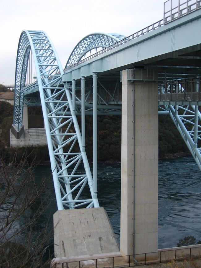 新西海橋は、西海橋と並行する新しいアーチ橋で西海パールライン（有料道路）の橋として使用されています。<br />アーチの中間を道路が通る中路橋としてユニークな姿で両岸の西海橋公園を結ぶために桁下には歩道があります。今回は観光バスを降りて対岸まで歩いて渡りました。<br />また、長崎港の入口に架けられた女神大橋も展望しました。橋の形は異なるが、機能美が感じられます。<br />