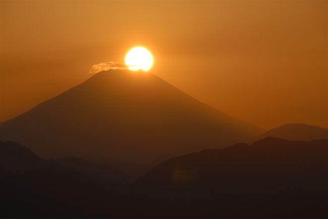 大晦日の日には、高尾山の山頂からは富士山の頂上直下に沈む夕陽を観ることができます。今年一年の締めくくりで、昨年と同じく高尾山から、この夕陽を眺めることにしました。<br />次第に知られるようになったせいか、人出がそこそこありました。大晦日は好天に恵まれ、夕陽を眺めるには好適な日となりました。一年間の喜びや苦労を振り返り、来る年に想いを馳せる一瞬でした。