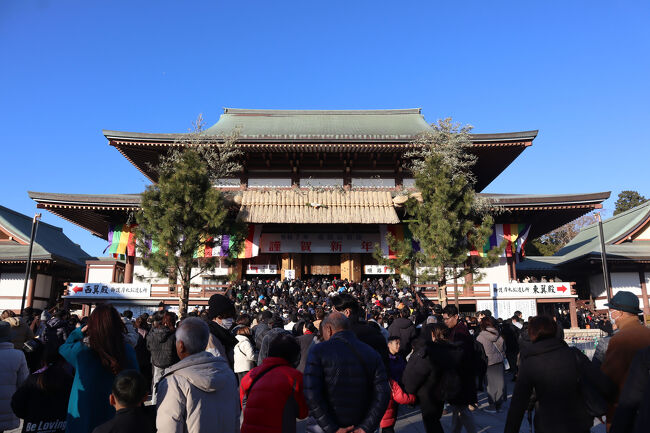 成田山新勝寺は、天慶3年(940)寛朝大僧正により、開山されました。寛朝大僧正は、朱雀天皇より平将門の乱平定の密勅を受け、弘法大師空海が敬刻開眼された不動明王を捧持し、乱平定のため平和祈願の護摩を奉修し成満されました。大任を果たされた大僧正は再びご尊像とともに都へ帰ろうとしたが、不思議にもご尊像は磐石のごとく微動だにしません、やがて「我が願いは尽きる事なし、永くこの地に留まりて無辺の衆生を利益せん」との霊告が響きました。これを聞いた天皇は深く感動され、国司に命じてお堂を建立し「新勝寺」の寺号を授与し、ここに東国鎮護の霊場として「成田山」が開山されました。<br /><br />しかも開山以来、護摩祈祷の香煙は1日たりとも絶えることなく、その輝かしい法灯を護持継承し、わが国不動尊信仰の随一の祈願道場として、数多くの信仰を集めています。元禄元年(1688)には、歌舞伎役者・初代市川団十郎が跡継ぎに恵まれず、成田山本堂で一心に子授けを祈願します。すると見事、待望の長男(2代目団十郎)を授かりました。これに感謝し不動明王をテーマにした歌舞伎を演じ大当たり、これを機に屋号を「成田屋」としています。江戸時代の興隆は凄まじく、各地で参詣のための講が結成され、江戸から3泊4日の旅として手頃なレクレーションとして認知され、成田詣が定着しました。<br /><br />現在では、年間1,000万人以上の参拝客で賑わいます。特に、正月の初詣には300万人以上のお参りがあり、全国で明治神宮に次ぎ第二位です。参道の賑わい、荘厳な護摩祈祷、成田山公園の散策など、郷愁を感じる人も多いと思います。成田空港も近く、海外のお客様が多いのでも有名です。平成28年(2016)には、「北総四都市江戸紀行・江戸を感じる北総の町並み」のひとつとして、「門前町成田」が日本遺産に認定されています。<br /><br />2007/01/01 第1版<br />2008/01/01 第2版<br />2009/01/01 第3版<br />2010/01/01 第4版<br />2011/01/01 第5版<br />2012/01/01 第6版<br />2013/01/01 第7版<br />2014/01/01 第8版<br />2015/01/01 第9版<br />2016/01/01 第10版<br />2017/01/01 第11版<br />2018/01/01 第12版<br />2020/01/01 第13版