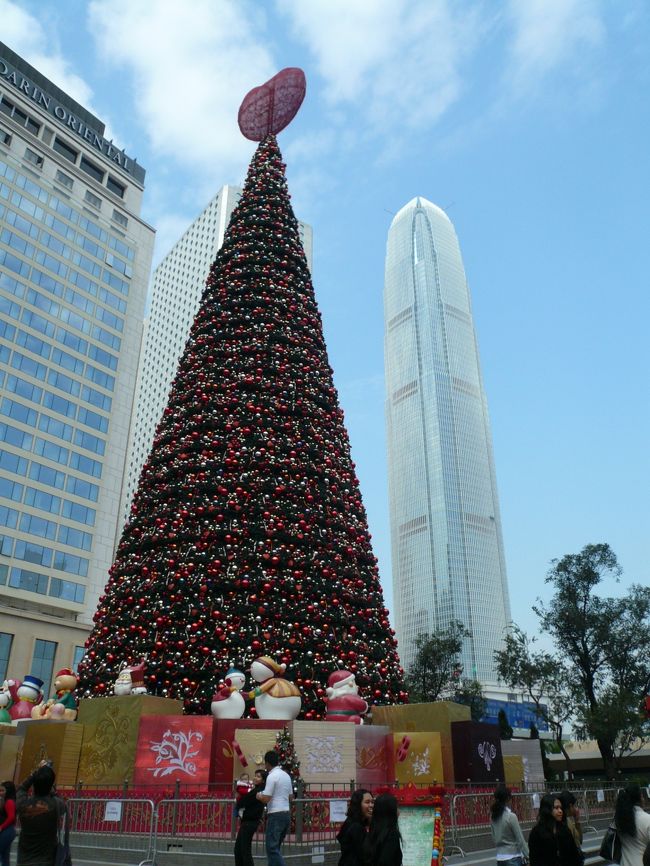 今年のクリスマス＆結婚記念日も香港で過ごすことが出来ました。約一年ぶりの香港訪問。お天気もとっても清々しく暖かい３日間でした。<br />以前は香港島側の半山に住んでいたのですが、今回　慣れ親しんだ場所を歩いてみて、ニオイや音までに懐かしさを感じました。<br />２３日の記念日は特別なことはしませんでしたが、デパートやブランド店等を渡り歩いて(セール真っ盛り！)　美味しい中華を食べてと、『以前の日常』イコール今の非日常を過ごせて楽しかったです♪<br />移り変わりの速い香港ですが、溢れた人・モノ・そして人情は相変わらずでした。ドハデなイルミネーションもしかり(笑)<br />超忙しい旅行になりましたが、身体は疲れても心とオナカにパワーを沢山充電させてもらえました。<br />写真はオナカに入っていったもの中心に少しご紹介します。