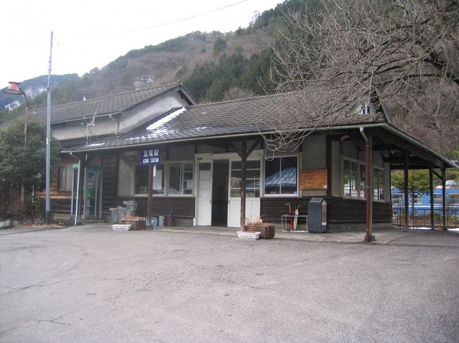 　わたらせ渓谷鐵道で終点の間藤駅まで来ましたが、折り返しの列車の出発まで30分ほどあり、駅周辺に見所がなさそうだったので、１?ほど手前の足尾駅まで歩くことにしました。