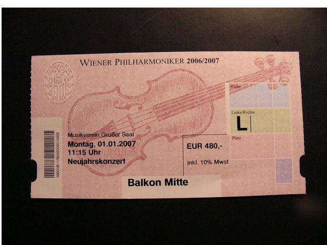チケットを頂き、2007/01/01 ウィーンフィルによるニューイヤーコンサートを鑑賞しました。<br /><br />これがチケット。(席番号は、隠しています。)<br /><br />印象から。<br />1.本物はイメージを超えていた。最初は、全体に硬かった。しかし会場をほぉーっと甘い官能が包んでいった。<br /><br />2.美しく青きドナウの最高に盛り上がっている演奏中に、1階カテゴリーで一番良い中央席の男性が、忽然と席を立った。悠然と歩いて退室したのだが、なにがあったのだろう...。<br /><br />3.日本人のおばさんは、大量の花を奪い取っていった。ま、ウィーンのおばさんもやっていたが。私も花を数本いただいて、その場にいた見も知らぬ女性に贈呈したら喜ばれた。<br /><br />4.カメラビデオフリー。ずっとビデオで撮影している人、フラッシュを何度も光らせる人。お祭りだから良いゆるさが良かった。しかしさすがに、オケの横で何度も光らせているヤツには、気が散った。フラッシュは、いかんな。<br /><br />5.ヨーロッパ階級社会を感じる良い機会。<br />日本語翻訳プログラムを持っていた日本人ご夫婦がいらっしゃったが、緊張しすぎて、こちらがはらはら。隣の外人さんに、リラックスリラックスと言われていたのが印象的。ヨーロッパ上流階級と一般日本人が混じる不思議な光景。<br /><br />今回わかったこと。<br />ガイドブックや、HPでコンサート会場にいた別の日本人が、ジーパンを履いていてみっともなかったなどと書いているが、言葉が悪いが、目くそ鼻くそを笑うだ。羽織はかまや着物を着た人もいたが、歩き方がこちょこちょしかっこ悪い。品が感じられない。要は、バックグラウンドの違いを理解すること。服装だけで品性が変わるものではない。もしできることがあれば、緊張でオドオドするのはしょうがないが、会場や雰囲気をもっと楽しみ、微笑しゆっくりと彼らのリズムに合わせ胸を張って歩くことか。<br /><br />せっかくのお祭りなのだから、心から楽しみましょう。