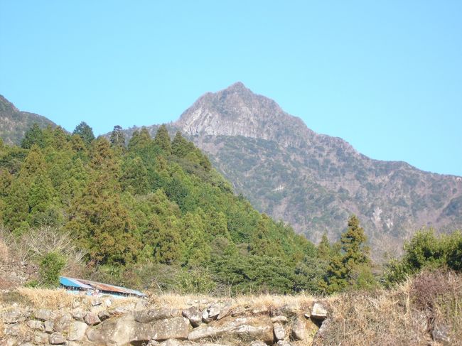 　長崎の実家に帰省したのを利用して忘年山行に経ヶ岳に行くことにした。<br />　ただ、長崎の山は昭文社の「山と高原の地図」がなく、ガイドブックやネットを利用しての下調べとなった。<br /> 当日は8時に長崎駅前でレンタカーを借り、高速道路で一気に大村へ。<br /> 黒木の無料駐車場に到着したのは9時30頃だった。<br /> 途中、巻き道を通った為、通常のコースタイムより時間がかかったようで登り2時間45分ほどかかったが、頂上付近の急登りを除き、登りやすい道だった。<br />　下りは頂上直下は特に雪と傾斜のある山道だったがロープもあり、特に危険な箇所はなかった。<br /> ただ、下山路に使った道は傾斜が急で降りるのは1時間45分程度と早かったが、足に負担がかかり後で筋肉痛になった。<br /> 経ヶ岳の難点をいえば、難所はなかったが途中でマーカーが途切れるところなどあり、迷いやすそうな道がいくつかあったことだ。<br />　帰りはまだ、日が高かったので一般道を通って遠出して雲仙温泉へ向かった。<br />　雲仙ではスカイホテルに立寄り湯した。<br />　今回で２度目の利用（一人600円）。<br />　立寄湯終了時刻の17時に到着したが入浴させてもらえた。<br />たまたま宿泊客が入浴しておらず女湯は30分ほど一人で貸切状態での入浴だった。<br />　硫黄で濁った岩風呂の露天も程よい湯加減で長湯ができて最高だった。<br /> 