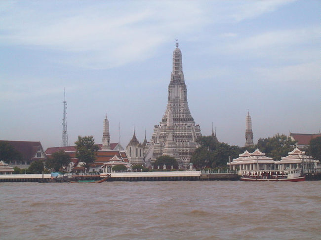  六度目のタイ旅行に行ってきました。バンコク・アユタヤ・パタヤの三箇所を巡る毎回おんなじツアーですが、その回毎に楽しみは増えていきます。よかったらこちらもご覧ください。http://www17.ocn.ne.jp/~thai/