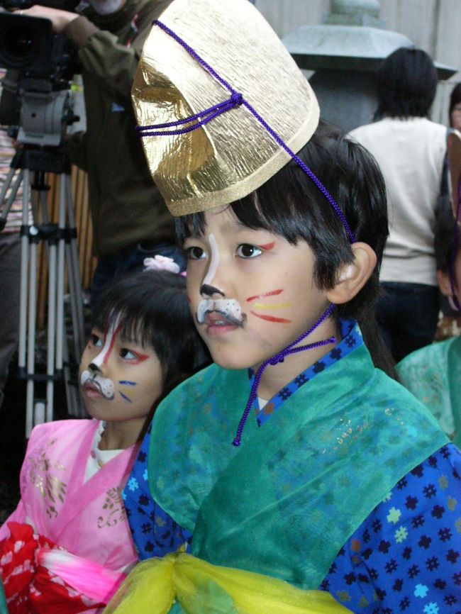 秋田市通り町では<br />毎年おいなりさんをお祭りするときに<br />かわいいちびっこたちが狐に扮して<br />町を練り歩きます。<br /><br />参加はちびっこに限られているのですが<br />どうしても私が参加したかったので<br />お姉ちゃんの子供を<br />おもちゃで釣って参加しました。<br />