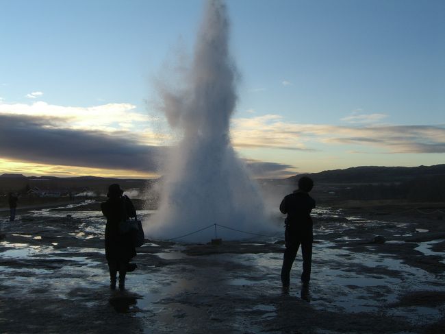 年末年始の休暇を利用してアイスランドまで足を延ばしました。<br />ロンドン経由で深夜にアイスランドに着き、翌日ゴールデンサークルツアーに参加しました。<br />参加したのはIcelandExcursions主催の方です。<br /><br />滝あり、間欠泉あり、地球の割れ目ありで非常に楽しめました。<br />ちなみにそんなに寒くはなかったです。<br />気温も多分マイナスにはなっていませんでした。<br /><br />ただ、滝の近くは水しぶきが凄いので地面が凍っています。<br />これから行かれる方は滑りにくい靴で行ったほうが良いと思います。<br /><br />夏に再訪したのでこちらもどうぞ。<br />もし良かったら冬と夏で見比べてみてください。<br /><br />↓夏の旅行記はこちら↓<br />http://4travel.jp/traveler/eme10/album/10177147/<br /><br />【参考】<br />IcelandExcursions<br />http://www.icelandexcursions.is/