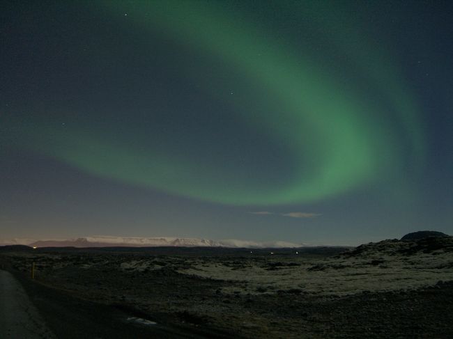 アイスランド2日目にゴールデンサークルツアーに参加して、終わった頃は晴れていたので即決でReykjavik Excursions主催のオーロラツアーへ参加！<br /><br />ツアー自体は21時スタートで、レイキャビクからそれほど遠くないオーロラ鑑賞スポットまでバスで向かいます。<br />ツアー全体の所要時間は大体2時間半くらいです。<br />オーロラを鑑賞する時間が1時間位しか無いのが欠点といえば欠点です。<br /><br />が、しっかりオーロラは見れました！！<br /><br />ちょうど満月の時期でオーロラ鑑賞には向かないと言われているタイミングでしたが、問題なく見れました。オーロラの他にも流れ星なんかも見えて、素敵な時間を過ごせました。<br /><br />写真も結構上手く撮れたので大満足です。<br />撮影データも載せておくので、これからオーロラ撮影する方の参考になればと思います。<br /><br />【撮影コンディション】<br />撮影場所：レイキャビク郊外の溶岩地帯<br />天候：晴れ<br />気温：1度〜5度<br />月：満月<br /><br />【デジカメ】<br />機種：CASIO EX-Z750<br />レンズ：F2.8<br />ホワイトバランス：オート<br />撮影モード：マニュアル<br /><br />とこんな感じで鑑賞＆撮影しました。<br />なお、三脚は必須です。<br />高性能なカメラより三脚の方が重要だと感じます。<br />2千円とかで買える安物でもあるのと無いのでは大違いです。