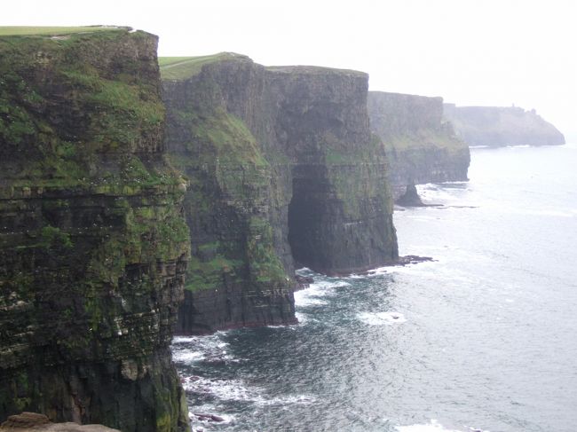 私にとってのアイルランド旅行のハイライトのひとつモハーの断崖へはバスツアー（http://www.lallytours.com/tourbur.html）で行きました。