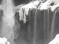 雪の中の華厳の滝