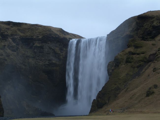アイスランドに来て3日目はReykjavik Excursions主催のSouth Shore Adventureに参加しました。<br />アイスランドに行くならゴールデンサークルと南海岸アドベンチャーは外せないなと思っていたので、一人で参加して来ました。<br /><br />実際、滝やら氷河やら海やら見所満載でゴールデンサークル並かそれ以上に素晴らしかったし、同じツアーに参加していた一人旅の方と話していると旅の趣味が合っていてとても楽しく思い出深い一日となりました。<br /><br />あとは地味に地球温暖化の現実も見えました。<br />氷河の側は暖かくて驚きました。レイキャビク市内より暖かかった位です。