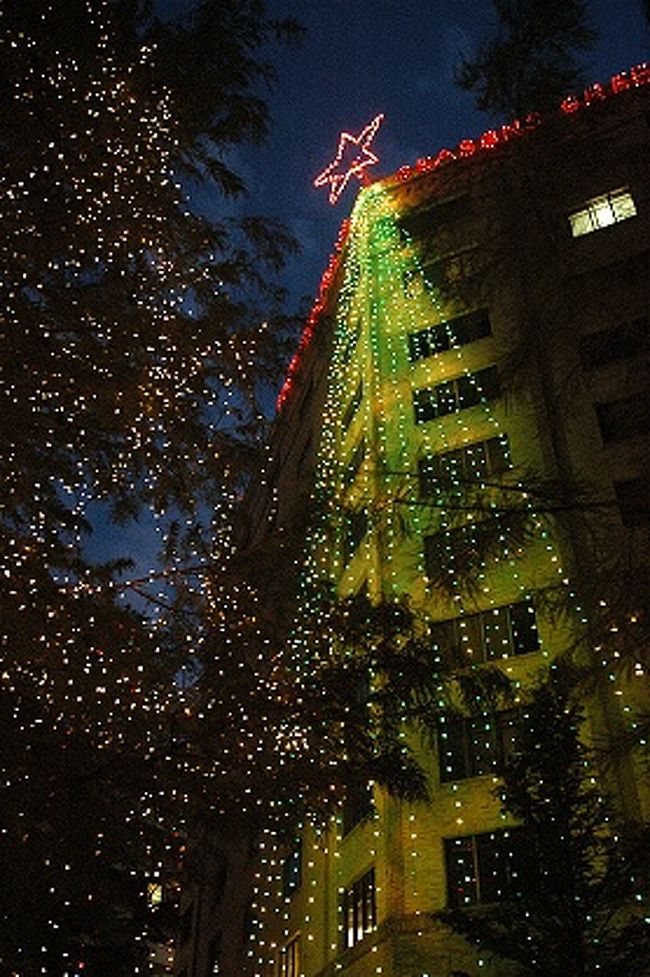 毎年懸案の会合の時期。<br />今年の会合場所はアメリカはテキサス州のダラス。<br />ダラスと言えば、1963年11月22日に、時の35代大統領ジョン・F・ケネディが暗殺された街。<br /><br />「会合ついでとは言え、その暗殺現場も自分の目で確かめられる時が来たんだなあ。」<br />と感慨に浸るSUR SHANGHAIとその旦那。<br /><br />「ダラスには会合の前に着いて、時差ぼけ調整ついでにその周辺を先に見てみよう。」<br />と決めたのはテキサス州の州都オースティンとその近くのサン・アントニオ。<br /><br />サン・アントニオの東にあるヒューストンに寄ってからダラスに戻ってみたかったけど、時間が足りない…。<br /><br />上海→成田→ロサンジェルス→ダラスと延々と続く乗り継ぎ。<br />ダラス到着後は一泊して、まずは≪リバーウォーク≫と≪アラモの砦≫のあるサン・アントニオを目指します。<br /><br />表紙の画像は、サン・アントニオの≪リバーウォーク≫の夜景<br />