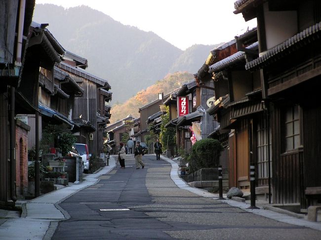 三重県亀山市の旧東海道・関宿を歩いてみました。ここは東海道から伊賀・大和街道と伊勢別街道が分岐していた重要な宿場町です。意外にも旧東海道の宿場町はほとんど往時の街並みが残っていないのですが、関宿は唯一の「重要伝統的建造物群保存地区」に指定されており、1800mに渡って江戸〜明治時代の古い街並みが保存されています。