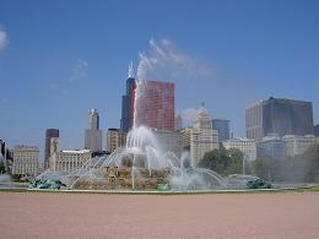 まず、ホステルのすぐ近くにあるバッキンガム噴水へ。<br />想像していたよりも大きな噴水。ミシガン湖のそばにあるため強風にあおられて<br />周囲は雨のよう。。。水溜りもできていた。<br /><br />噴水の近くにはリンカーン像が。<br />シカゴはリンカーンが住んでいたとのこと。<br /><br />シカゴ美術館<br />Art Institute of Chicago.<br />アメリカ3大美術館(メトロポリタン・ボストン)の一つだそうで大きい。<br />去年の一人旅時に訪れて、気に入った場所。<br />その後にメトロポリタン美術館へ行った時にはシカゴのほうが好きだったなーと思ったほど。<br />日本で有名な作品がたくさん展示されている。<br />そして9月19日まで スーラの特別展示 がされていた。<br />少しだけど Contemporary 作品も。<br /><br />ちなみにアメリカの美術館ではフラッシュなしなら写真撮影OK。<br />(特別展示はダメだったりする)<br /><br /><br />ポーランド街<br />ガイドブックに載っていたポーランド街へ行ってみることに。<br />ところが辺りはちょっと治安の悪い住宅街、というかんじで、<br />10ブロックぐらい歩いてみたけど見つからずに諦めることに。<br /><br /><br />マグニフィセント･マイル(ショッピング)<br />気を取り直してマグにフィセント･マイルへ戻る。<br />NY に行ったときにあった H&amp;M を発見。<br />Shopping・・・と思いきや閉店時間で買わずに店をでる。<br />雨が降り出し音はしないけど雷も。<br /><br /><br />ピザ<br />雨の中、Pizzeria UNO へ。<br />シカゴ名物、ディープ･ディッシュ・ピッツァをいただく。<br />周りがパイ生地みたいなかんじでサクサクしてておいしい。<br /><br /><br />しとしと雨が降る中、ホステルへ午後11時ごろ戻る。<br />部屋には5人が滞在。しかし戻るとみんな既に就寝。<br />
