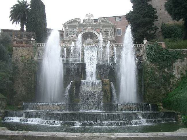 ローマ郊外のヴィラ・デステ。チヴォリ村にある噴水で有名な庭園です。噴水ときけば、アランブラ宮殿を思いだしますね。夏の暑いときには噴水に囲まれて暑さを忘れる必要があったのでしょう。