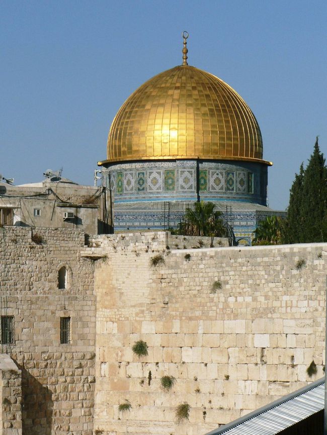 エルサレムではイエス・キリストにまつわる場所を重点に歩いたが、イスラエルはユダヤ教の聖地でありユダヤ教徒８０％の国であるから当然ユダヤ教徒中心の街だ。エルサレムの旧市街を囲む城壁はエルサレムの長い歴史を感じさせるものだ。ヤッフォ門に近いダビデの塔は紀元前３０年にヘロデ王が建造した要塞。２０００年の歴史を経ても少しも遺跡というイメージはなく、エルサレムは２０００年前の街に現代人がごく自然に生きている街だ。ユダヤ人地区には２０００年前の繁華街、カルドやイスラエル・タワーがあり、ユダヤ民族の心の故郷、嘆きの壁がある。たくさんの人達が祈りを捧げる嘆きの壁を隔てた神殿の丘にはイスラム教徒の聖地、岩のドームがある。中に入れてほしいと頼んだのだが、銃を持った門番に「お前はイスラム教徒では無いだろう。イスラム教徒しか入れない」と言われて入場を拒否された。<br />オリーブ山周辺には砂漠のように殺伐としたところにユダヤ教徒の古い墓が並ぶケデロンの谷があり、預言者の墓、アブサロムの塔などがある。<br />シオン山周辺ではナチスのユダヤ人虐殺から多くの人たちを救ったオスカー・シンドラーの墓参りをした。墓地の入り口は幸い開いていて、墓地の工事をしていた人が石段を下った中央にある墓を教えてくれた。墓石には死を悼む象徴の石が一面に置かれていた。<br />墓の近くにはホロコースト博物館もありアウシュビッツと同じように犠牲者の遺品や残虐な行為を受けている写真が展示されている。<br />エルサレムを歩くとユダヤ民族の複雑な２０００年の歴史を垣間見ることができる。<br />（写真は嘆きの壁を隔てた神殿の丘にあるイスラム教徒の聖地、岩のドーム）<br /><br />