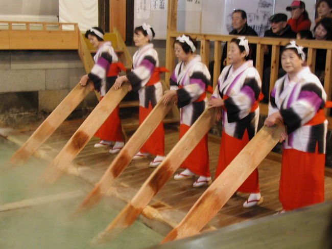 出発までの時間、参加者全員で温泉街や湯畑・湯もみの実演を見る。