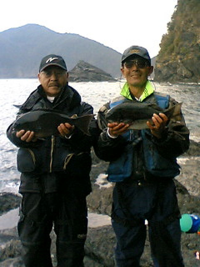 １月１７日(水)に、またまた懲りもせず「クロ釣り」に行って来ました。<br /><br />今回のメンバーは、「インターネット」で知り合った二人の「グレ師」との旅でした。<br /><br />一人は、大阪から仕事？(釣りの月刊誌・「釣紀行」の取材を受ける為)で前日大分の鶴見崎で釣行されたばかりの「グレ師・あおちゃん」さん。<br />もう一人は、宮崎市から愛車「フォレスター」で駆けつけてくれた、サッカーマンでもある若き「グレ師」？の「マサ」さん。<br /><br />釣り場は私の「ホームグランド」である、佐伯市蒲江町西野浦のまたまた「芹崎」の磯、当日は天気は良かったものの北風が強くて、今回渡礁の磯は北風の当たらない「滝の下」と言う瀬に…。<br /><br />朝マズメは最満潮から下げ潮が動く時間帯で、潮はゆっくりと左から右へと動いていましたが、海水温の低下でグレの活性が悪く厳しい釣りとなり、４０cmアップの「良型」はでたものの数はでず貧果に終わってしまいました。<br /><br />私は「あおちゃん」さんから使ってみてと渡された、「あおちゃん」さん製作の5.0m−1.25号のグレ竿を終日使いましたが、持ち重りもなく、４０cmのグレを掛けても「タメ」が利き、とても使い易い素晴らしい竿です。<br />しかし・・・私が２尾目の「良型？グレ」を掛けた時、穂先に道糸が絡んでいた為に、２番目のガイドの上から・・・ポキッと。<br />リールが巻けないので、「おあちゃん」さんが道糸を手で引っ張ってくれたのですが、あえなく「高切れ」でアウト！<br />その後は「２番目のガイド」を固定して「トップ」とし、その竿を使い続けました。<br />（「あおちゃん」さん、ゴメンナサイ。）<br /><br />「あおちゃん」と「マサ」さんの二人は、しばらくして潮が下がり、降りれる様になった右のポイントに移動して広範囲を攻めていました。<br />そしてまもなく「あおちゃん」さんの竿が「弧」を描き・・・玉網に納まったのは４２cmの「尾長グレ」。<br />エスコート役の私もホッとひと息でしたが、後が続きません。<br />しばらくして「あおちゃん」さんの竿が・・・かなりの「大物」らしく緩めたドラグから道糸が出ていくばかり、沖の沈み瀬に走る魚は止まりません・・・名手「あおちゃん」さんでさえどうしようもなかった「大物」は一体何だったんだろう？？？<br /><br />さて、「マサ」さんの竿もきれいな「弧」を描いて・・・しかし玉網に納まったのはグレではなく、４０cm近い大きな「本カワハギ」でした。<br />その後、喰い渋る「グレ」を何とか引きずりだそうと黙々と攻め続けましたが・・・納竿の時間。<br />磯の上をきれいにし道具を片付けて船を待つ間、若きグレ師「マサ」さんは、名手「あおちゃん」さんと・・・本当に素直で勉強（グレ釣りの）熱心な若者です。<br /><br />待合い所に戻って、美味しい「カワハギの味噌汁」と「ご飯」をご馳走になりました。<br />そして「別れの時」？？？<br />またいつかの釣行を楽しみに、「あおちゃん」さんは翌々日の鹿児島での釣りのため「マサ」さんの車で宮崎市に、私は一人小倉に向って車を走らせました。<br /><br />心に残るよい一日でした。<br /><br /><br />　ｂｙ　だいちゃん