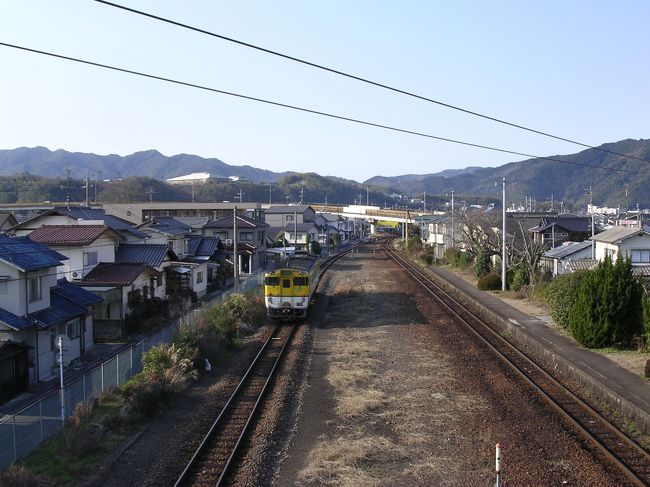 年末年始、東京から地元九州への帰省の途中にちょいと寄って来ました。<br /><br />先ずは年末に岩国へ。ここの名物は何と言っても、日本三名橋の一つに数えられている「錦帯橋」でしょう！<br /><br />年始、帰京の時には奈良と三重との県境近くにある関という町へやってきました。小さな町ですが、かつては東海道五十三次の一大宿場町「関宿」として栄えた所です。昔の建物を復元し、当時の様子を最も色濃く残す町の一つではないでしょうか。<br /><br />どちらもとても良かったです。<br />