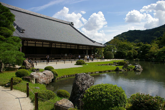はじめて作るぜ旅行記！<br /><br />……ということで手始めに２００６年９月に訪れた京都旅行を書いていきたいと思います。<br /><br />２泊３日の定番コースで、１日目は嵐山・太秦を訪れました。まず京都駅でロッカーに荷物を押し込んで、身軽になったところでＪＲ嵯峨野線に乗って嵯峨嵐山駅に降り、天龍寺へ向かいました。<br />途中で昼食をとりつつ、嵐電に乗って太秦へ。何度も来る京都ですがまだ訪れたことのなかった太秦映画村に行ってみました。<br /><br />この頃東京はかなり冷え込んできていて、長袖を羽織っての出発でしたが、京都は一転して暑く、汗を流しながらの観光となりました。
